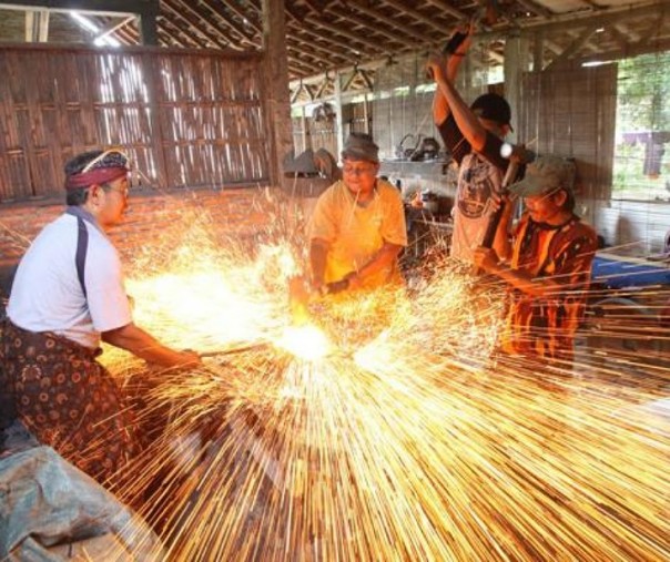 Proses pembuatan keris (Foto: Istimewa/solopos.com)