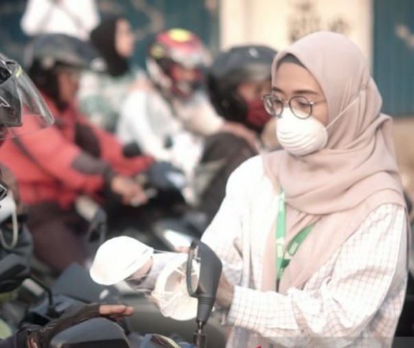 Pembagian masker N95 oleh Dompet Dhuafa di wilayah Pejaten Barat, Jakarta Selatan, Jumat (2/8/2019). Foto: Dompet Dhuafa.