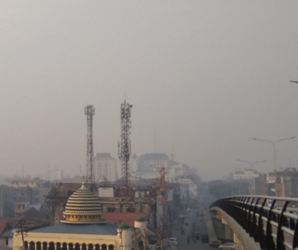 Kabut asap masih menyelimuti Kota Pekanbaru hingga saat ini. Foto: Surya/Riau1.