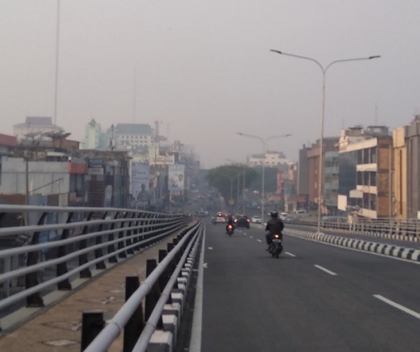 Kabut asap tipis saat menyelubungi Kota Pekanbaru di pagi hari. Foto: Surya/Riau1.