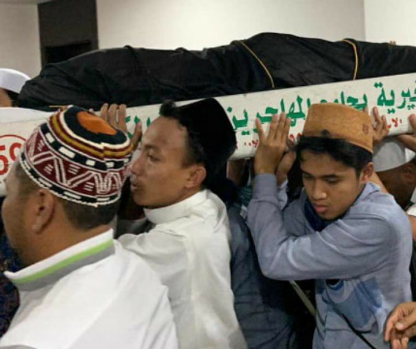 Umat muslim mengangkat jenazah KH Maimun Zubair (Mbah Moen) seusai dimandikan di Masjid Muhajirin Khalidiyah, Mekkah, Selasa (6/8/2019). Foto:  Antara.