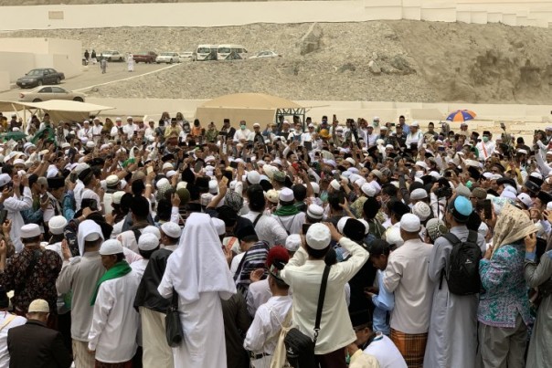 Suasana saat pemakaman Mbah Moen di Pemakaman Ma'la  Mekkah dengan cuaca yang cukup teduh, Selasa. 
