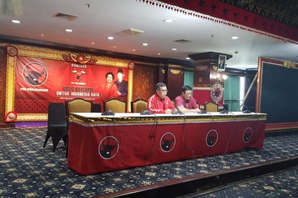 Sekjen PDIP Hasto Kristiyanto dan Ketua SC Kongres Djarot Saiful Hidayat di arena persiapan Kongres, Rabu. 
