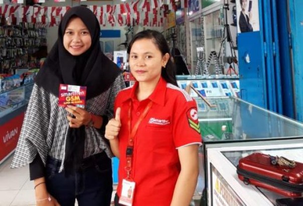 Sales Smartfren melayani pelanggan di Riau Ponsel88, Pekanbaru