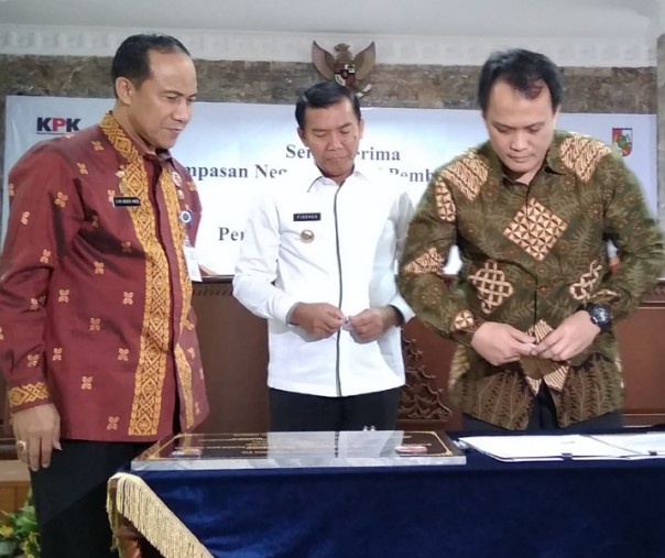 Wali Kota Pekanbaru Firdaus menandatangani serah terima aset dari KPK berupa satu unit ruko di Aula Bappeda, Kamis (8/8/2019). Foto: Surya/Riau1.