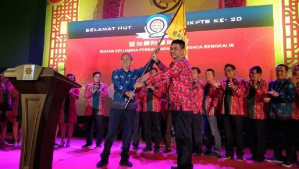 Ketua IKPTB, Sarwie Tan menerima bendera pataka dari mantan Ketua IKPTB, Toni Lim Thian Cui (foto: barkah/riau1.com)