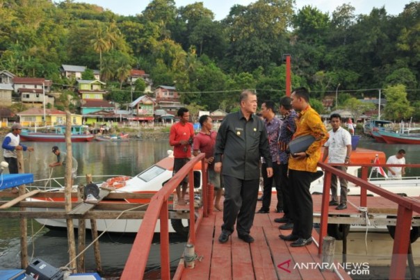 Wakil Gubernur Sumbar Nasrul Abit saat meninjau bantuan kapal cepat di Padang, Jumat. 