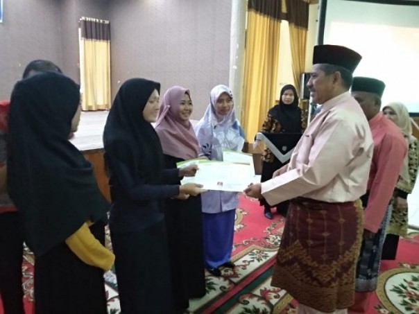 Bupati Siak, Alfedri memberikan sertifikat kepada peserta Diklat Batik Siak