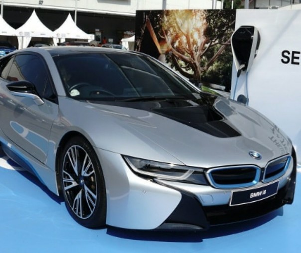 Mobil listrik BMW i8. Foto: Kumparan.com.