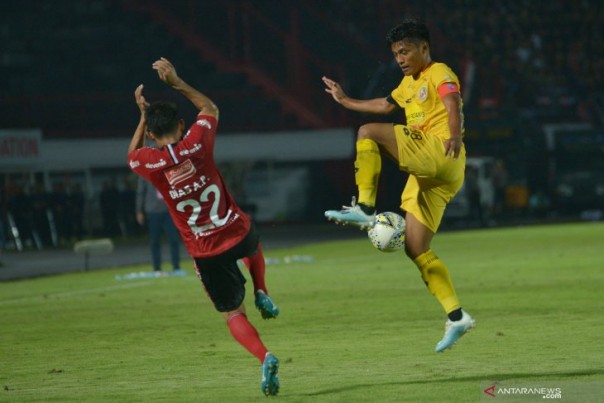 Pemain Semen Padang Irsyad Maulana dan pemain Bali United Dias Angga berebut bola, Jumat malam. 