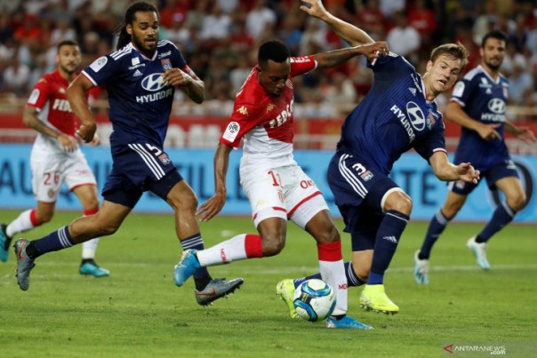 Pemain AS Monaco Gelson Martin saat melewati hadangan pemain Olympique Lyonnais, Sabtu dini hari WIB. 