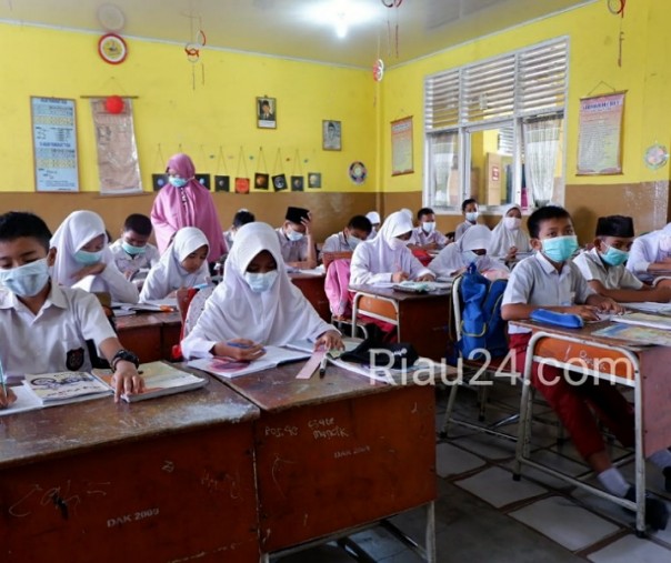 Anak Sekolah menggunakan masker saat belajar (Foto: riau24.com)