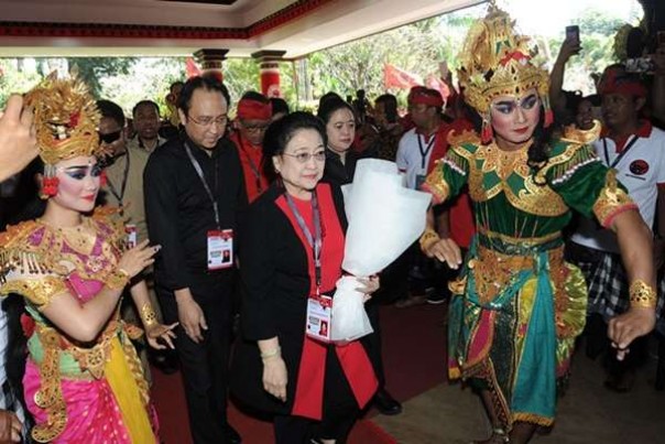 Prananda Prabowo, Megawati Soekarnoputri dan Puan Maharani saat Kongres PDIP di Bali, Kamis lalu. 