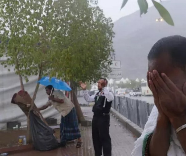 Suasana hujan di Padang Arafah (Foto: Istimewa/ liputan6.com)