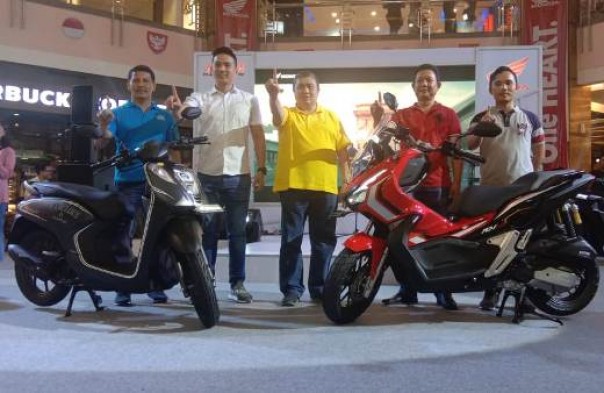 Regional Head PT CDN Riau, Arifin (baju kuning), bersama jajaran direksi PT CDN Riau saat launching Honda ADV150 dan Genio di Mal SKA Pekanbaru