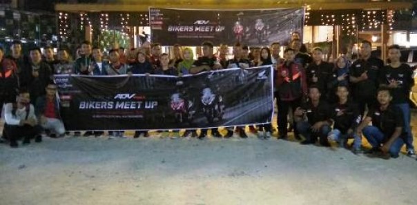 Ratusan bikers di Kota Pekanbaru usai mengikuti event Bikers Meet Up ADV150 bersama Capella Honda Riau (foto: barkah/riau1.com)