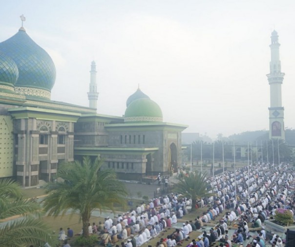Masyarakat Salat Idul Adha ditengah kabut asap (Foto: riau24.com)