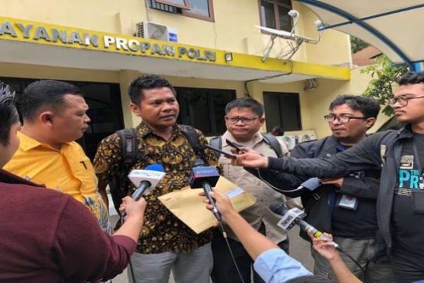 Walhi melaporkan penyidik Polda Sumut ke Propam Polri, Senin. 