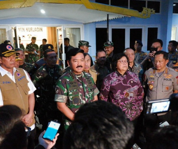 Kapolri bersama Panglima TNI, menteri LHK dan Kepala BNPB di Lanud Roesmin Nurjadin Pekanbaru