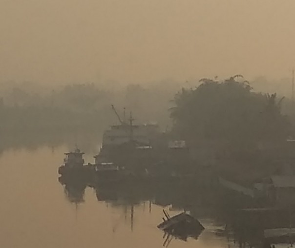 Kabut asap tebal yang menyelimuti di Pekanbaru, tepatnya di Sungai Siak di pagi hari. Foto: Surya/Riau1.
