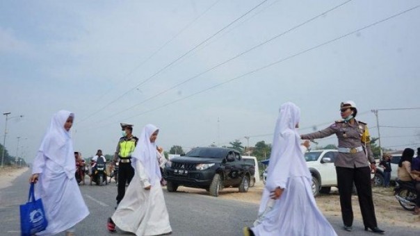 Warga Siak tampak mengenakan masker saat akan mengikuti salat Ied di Lapangan Tugu depan Istana Siak