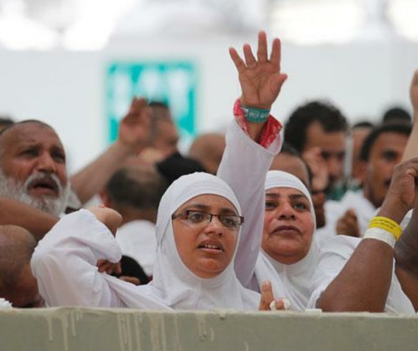 Puluhan umat muslim melempar batu saat melaksanakan rukun haji lempar jumroh di Mina, Arab Saudi pada 11 Agustus 2019. Foto: Reuters.