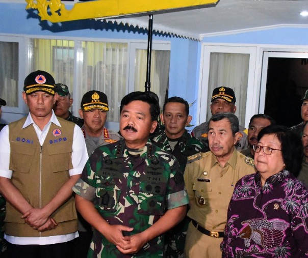 Panglima TNI Marsekal Hadi Tjahjanto dan rombongan tiba di Lanud Roesmin Nurjadin (Foto: Istimewa/Media Center Karhutla Riau)