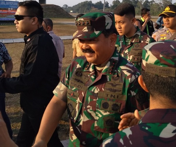 Panglima TNI Marsekal Hadi Tjahjanto tiba di Lanud Roesmin Nurjadin (Foto: Zar/Riau1.com)