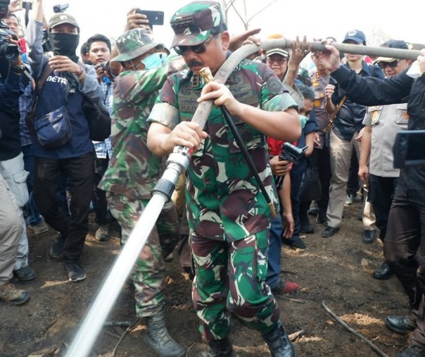 Panglima TNI Marsekal Hadi Tjahjanto meninjau lokasi Karhutla di Riau (Foto: riau24.com)