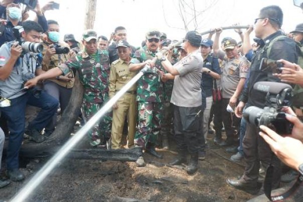 Panglima TNI, Kapolri dan Menteri KLH saat ikut melakukan pemadaman dan pendinginan di Kecamatan Langgam, Pelalawan (foto: dok/riau24group)