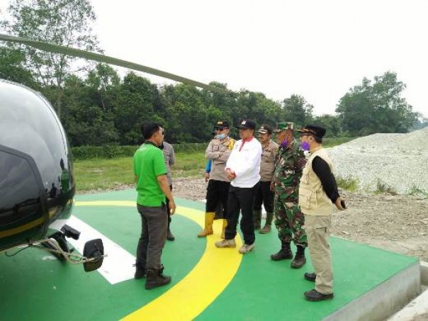 Bupati Siak, Alfedri saat akan meninjau lokasi karlahut melalui udara