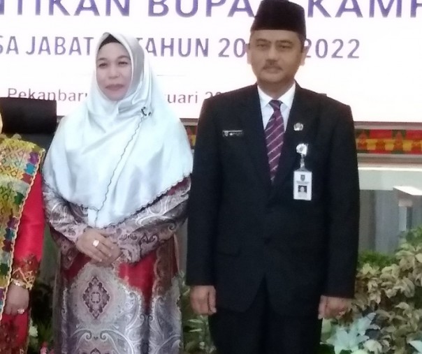 Sekretaris Daerah Riau, Ahmad Hijazi dan istri saat melantik Bupati Kampar, Catur Sugeng (Foto: Zar/Riau1.com)