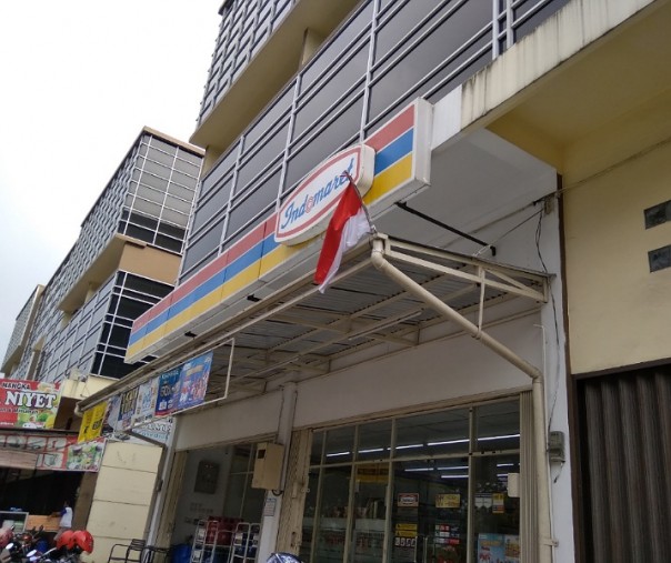 Begini cara Indomaret pasang bendera Merah Putih di salah satu gerainya di Pekanbaru. Foto: Surya/Riau1.