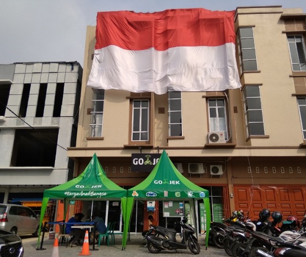 Bendera Merah Putih berukuran raksasa dipasang di Kantor Gojek Pekanbaru, Jalan Jenderal Sudirman, Rabu (14/8/2019). Foto: Surya/Riau1.