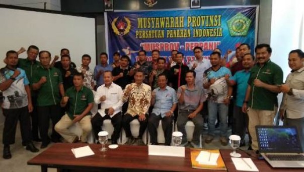 Ketua Pengprov Perpani Riau terpilih, Isnorijal (kemeja putih) saat pelaksanaan Musprov Perpani Riau (foto: barkah/riau1.com)