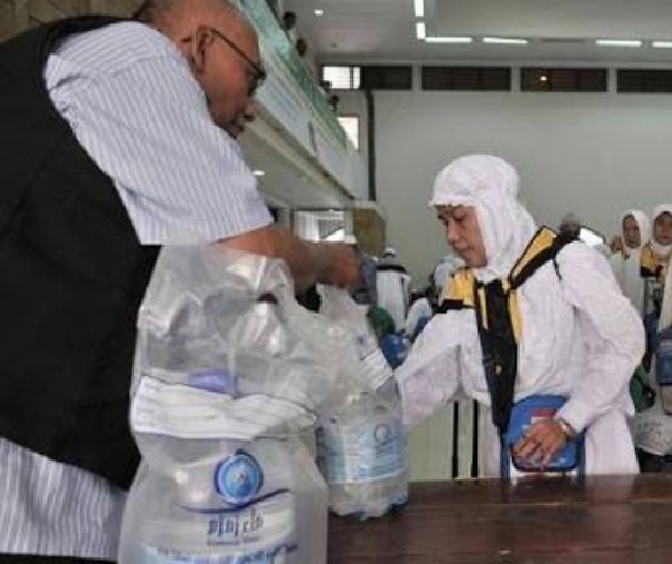 Jemaah haji mengantar mengambil air zam-zam (Foto: Istimewa/liputan6.com)