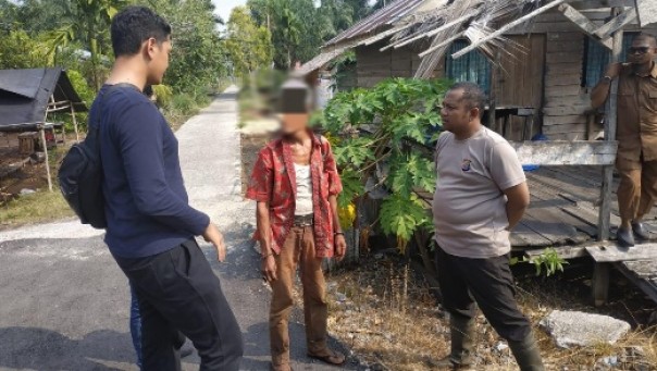 Kakek AR saat akan diamankan Tim Gakkum Karlahut Siak usai membersihkan lahan miliknya