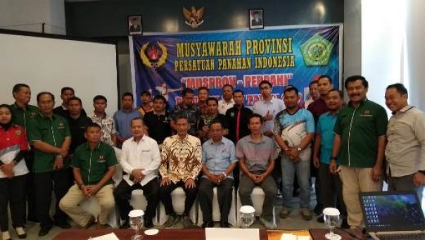 Ketua Pengprov Perpani Riau terpilih, Isnorijal (kemeja putih) saat pelaksanaan Musprov Perpani Riau (foto: barkah/riau1.com)
