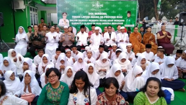 Ketua PWNU Riau, Tengku Rusli Ahmad bersama para tokoh lintas agama saat menggelar doa bersama di Kantor PWNU Riau (foto: barkah/riau1.com)