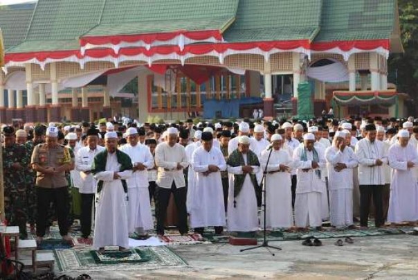 Bupati Inhil, HM Wardan bersama ribuan masyarakat Inhil melaksanakan salat istisqa meminta hujan kepada Allah