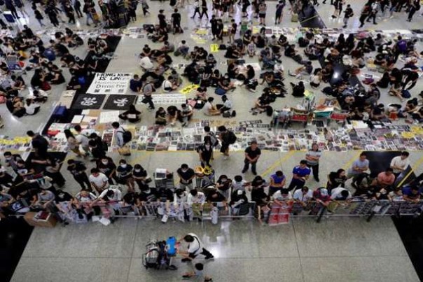 Ribuan demonstran di Bandara Internasional Hongkong, Selasa lalu. 