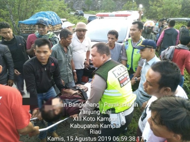 Personel Satlantas Polres Kampar saat mengevakuasi korban kecelakaan tunggal di Kecamatan XIII Koto Kampar