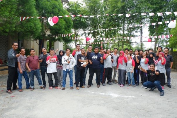 Jajaran direksi beserta karyawan Riau24 Group dan Swastika usai mengikuti lomba memperingati HUT ke-74 RI di Pekanbaru (foto: dok/riau24 group)