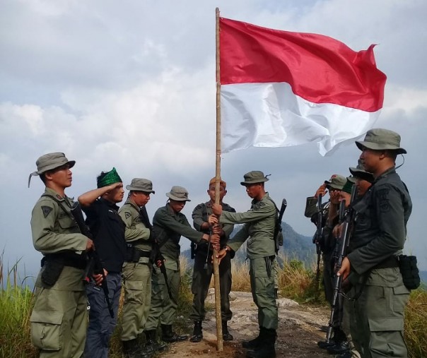 Prosesi pengibaran bendera merah putih di puncak Suligi Hill, Rohul