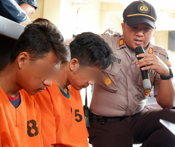 Dua pelaku saat diinterogasi Kapolsek Limapuluh (Foto Riau1)