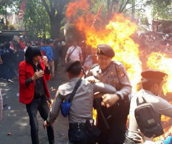 Aksi unjuk rasa mahasiswa di depan Komplek Pemkab Cianjur, Jawa Barat, Kamis 15 Agustus 2019, berlangsung ricuh. Foto: Tempo.co.