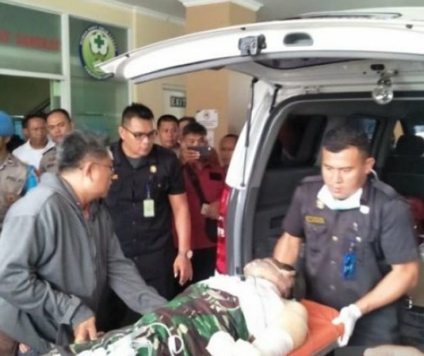 Satu orang anggota Polres Cianjur, Jawa Barat, yang mengalami luka bakar serius akibat menghalangi aksi mahasiswa yang hendak membakar ban di halaman Kantor Bupati Cianjur, dirujuk ke RSP Kramatjari-Jakarta. Foto: Antara.
