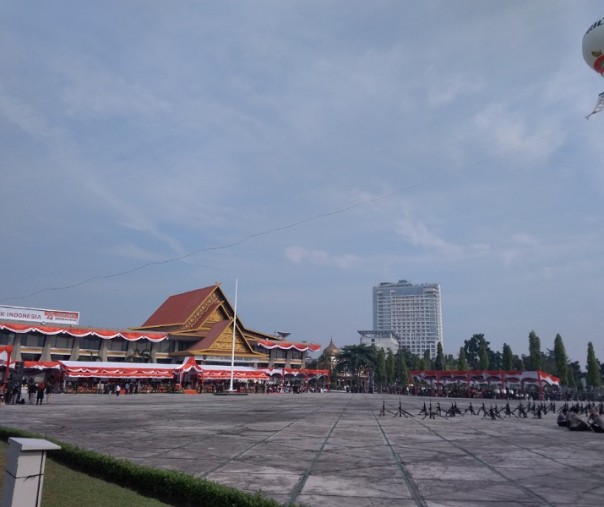 Suasana halaman kantor Gubernur Riau yang diselimuti kabut asap tipis sebelum peringatan hari ulang tahun Indonesia di halaman kantor Gubernur Riau (Foto: Zar/Riau1.com)
