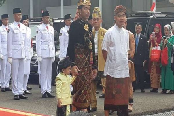 Presiden Jokowi, Putranya Gibran Rakabuming Raka dan Cucunya Jan Ethes di Istana Merdeka, Sabtu. 