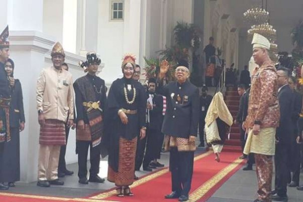 Maruf Amin dan istrinya berpakaian adat Betawi saat HUT Kemerdekaan RI di Istana Merdeka, Sabtu. 